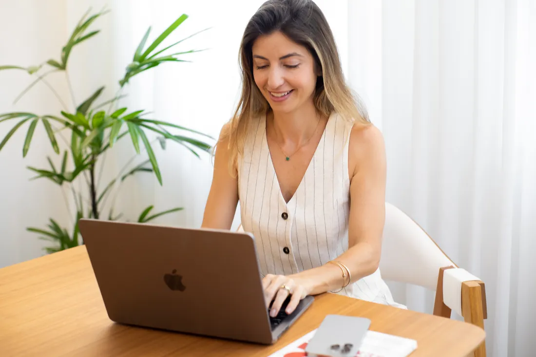 Jaqueline Gatti trabalhando no notebook
